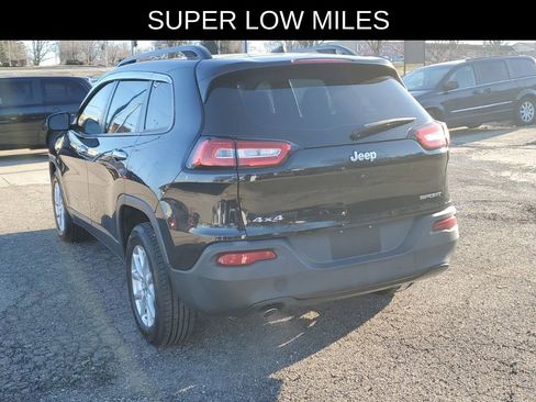 Used 2016 Jeep Cherokee Sport image 3