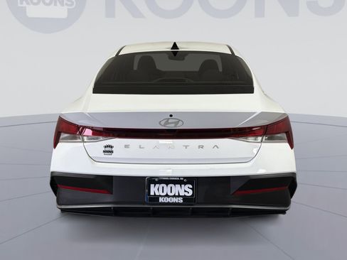 Used 2024 Hyundai Elantra SE image 5