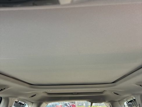 Used 2017 Chrysler Pacifica Limited w/ UConnect Theater Package FWD image 12