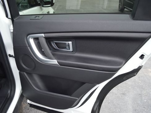 Used 2018 Land Rover Discovery Sport SE image 26