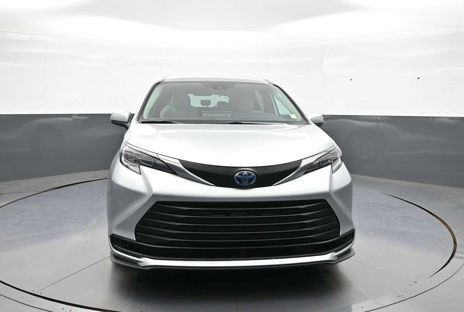 Used 2025 Toyota Sienna LE FWD image 2