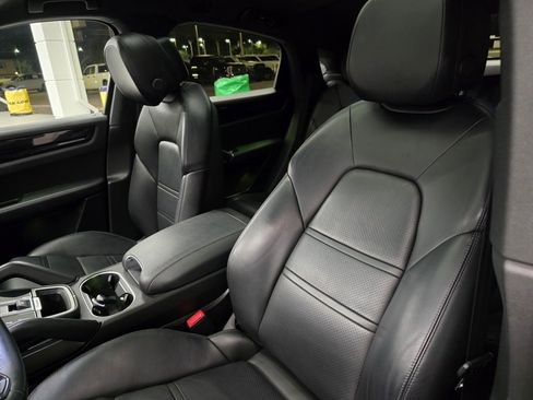 Used 2021 Porsche Cayenne Coupe image 17