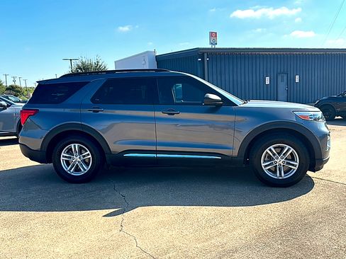 Used 2021 Ford Explorer XLT w/ Equipment Group 202A image 9