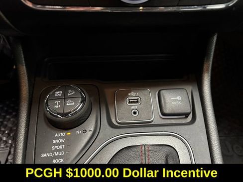 Used 2022 Jeep Cherokee Trailhawk image 16