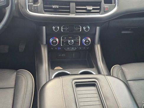 Used 2023 GMC Yukon XL SLT w/ SLT Premium Package image 16