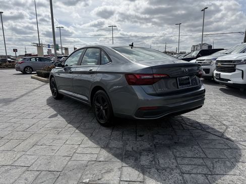 Used 2022 Volkswagen Jetta SE image 5