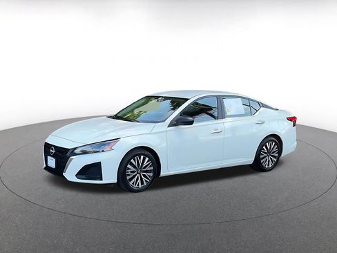 Used 2025 Nissan Altima 2.5 SV FWD image 8