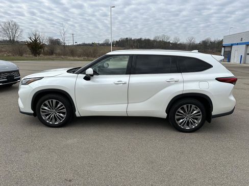 Used 2020 Toyota Highlander Platinum image 2