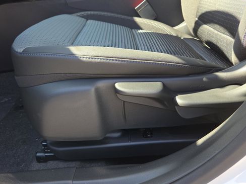 New 2025 Chevrolet Trax LT w/ LT Convenience Package image 9