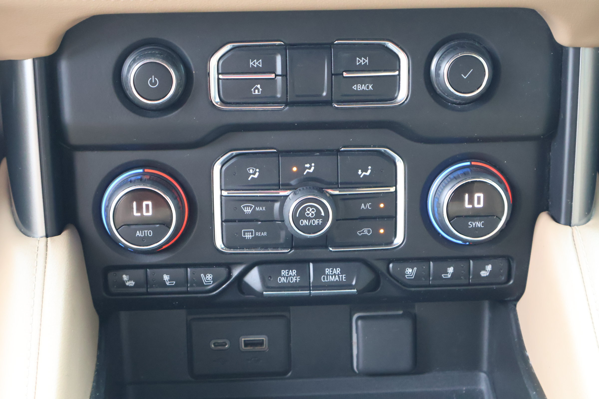 Used 2021 Chevrolet Suburban Premier w/ Premium Package RWD image 22