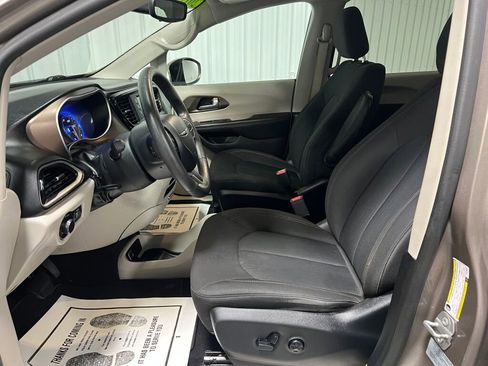 Used 2017 Chrysler Pacifica LX image 5