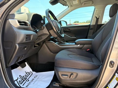 Used 2022 Toyota Highlander LE AWD/4WD image 17