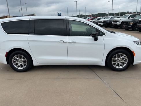 Used 2025 Chrysler Pacifica Select FWD image 2