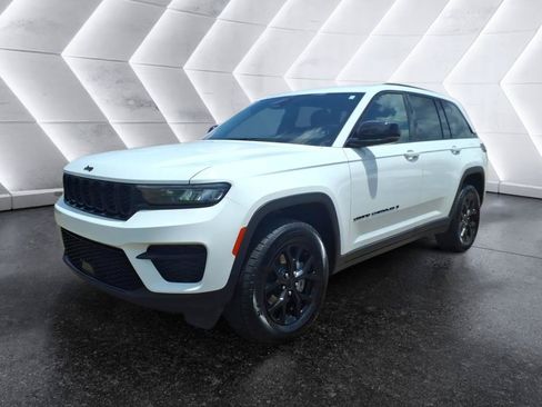 Used 2024 Jeep Grand Cherokee Altitude RWD image 1