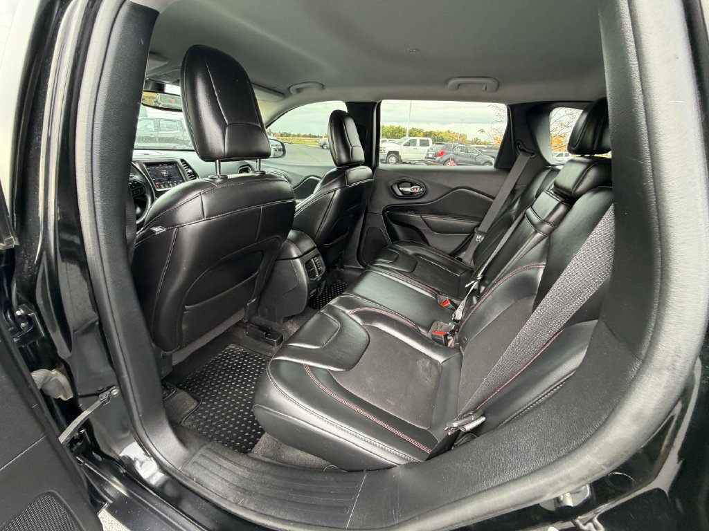 Used 2019 Jeep Cherokee Trailhawk w/ Cold Weather Group AWD/4WD image 19