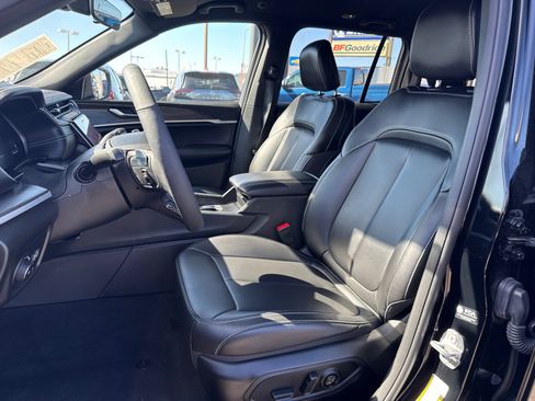 Used 2025 Jeep Grand Cherokee Limited w/ Black Appearance Package AWD/4WD image 9