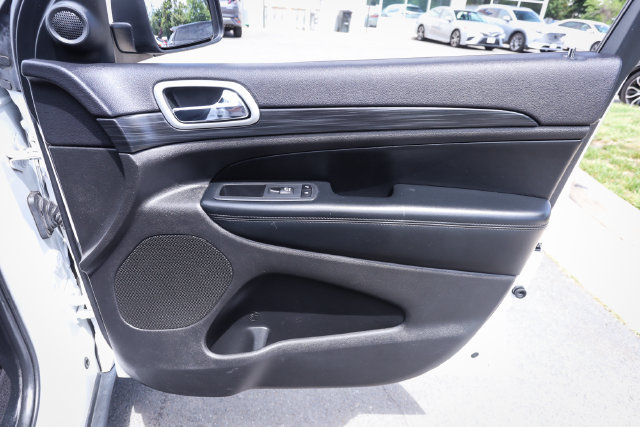 Used 2020 Jeep Grand Cherokee Laredo AWD/4WD image 45
