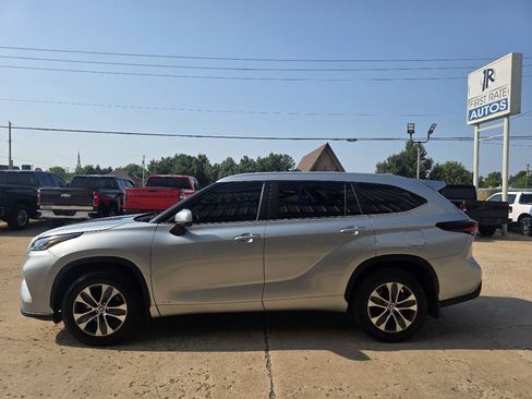 Used 2024 Toyota Highlander XLE AWD/4WD image 4