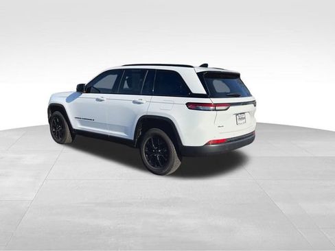 Used 2025 Jeep Grand Cherokee Altitude image 8