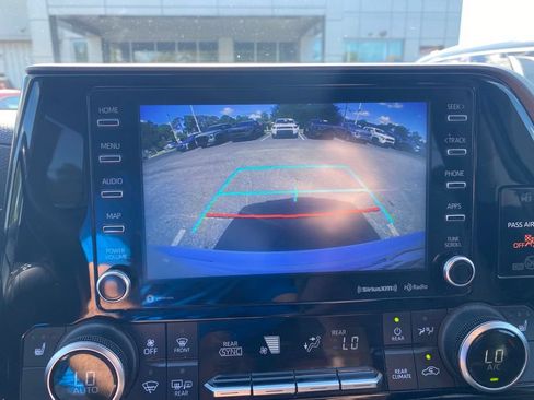 Used 2021 Toyota Highlander XLE AWD/4WD image 26