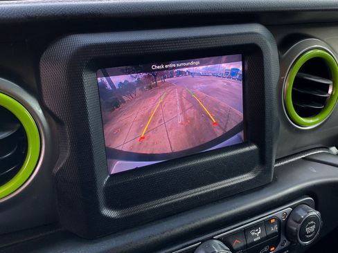 Used 2020 Jeep Wrangler Unlimited Sahara image 15