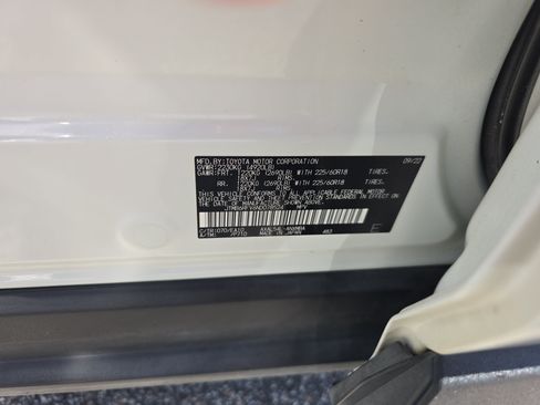 Used 2022 Toyota RAV4 XLE Premium AWD/4WD image 35