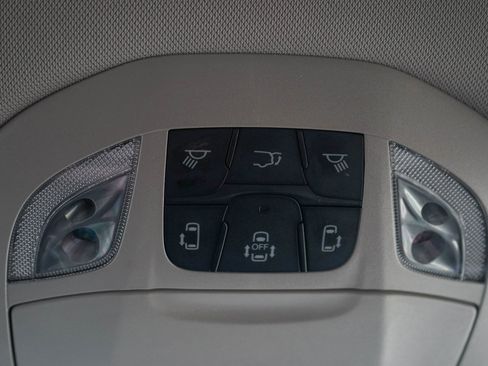 Used 2024 Chrysler Pacifica Touring-L image 21