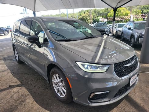 Used 2025 Chrysler Pacifica Select FWD image 2