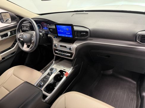 Used 2023 Ford Explorer XLT w/ Equipment Group 202A image 8