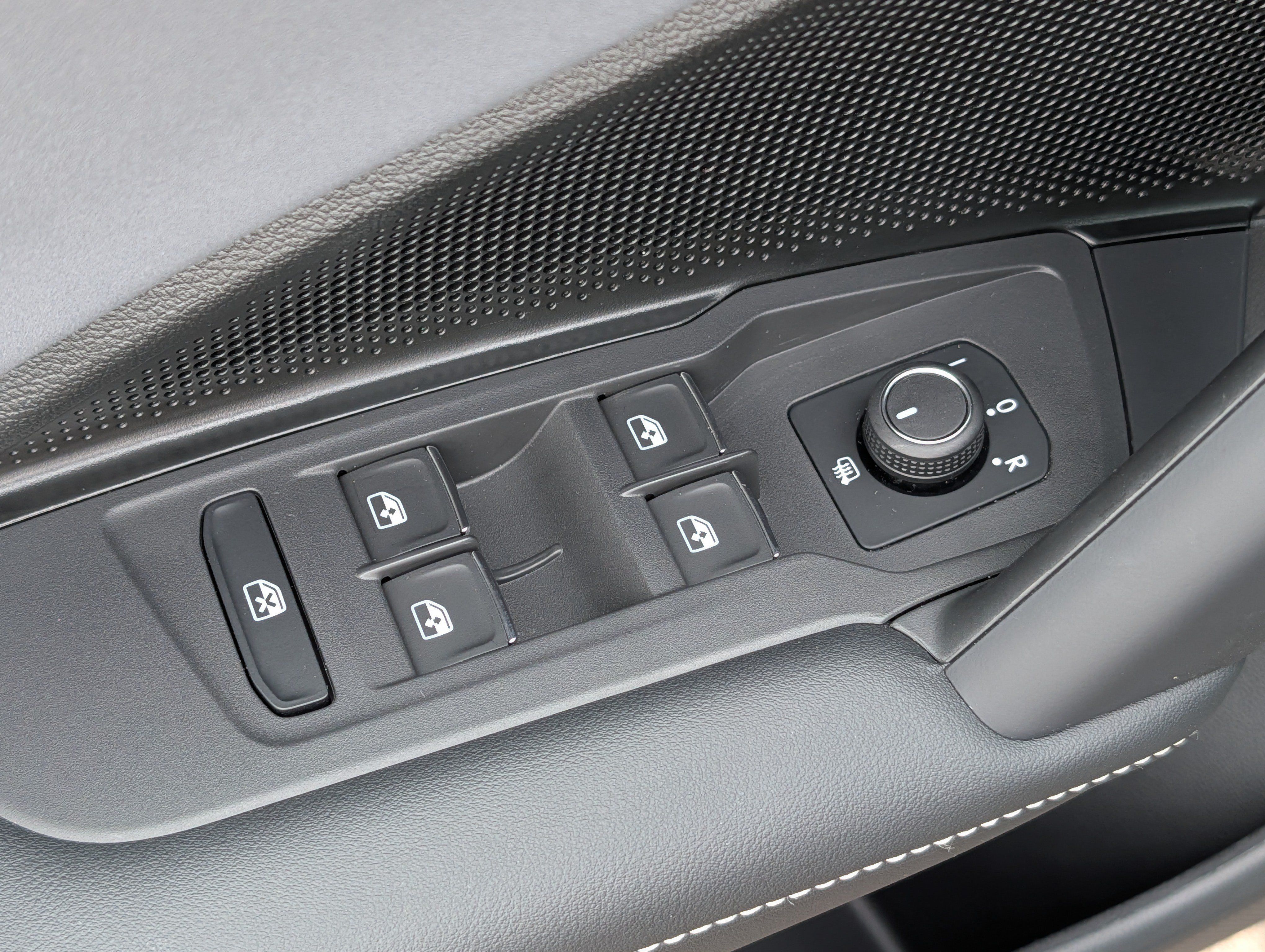 Certified 2025 Volkswagen Tiguan SE R-Line AWD/4WD image 19