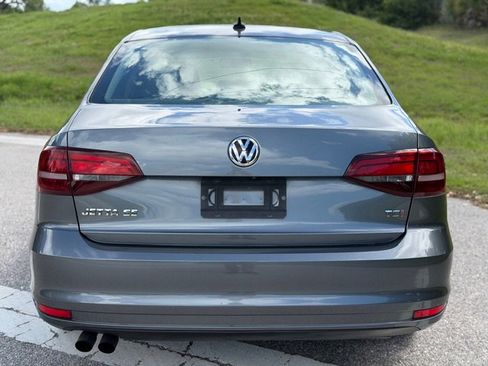 Used 2017 Volkswagen Jetta SE image 4