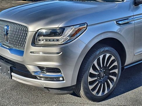 Used 2018 Lincoln Navigator Select image 10