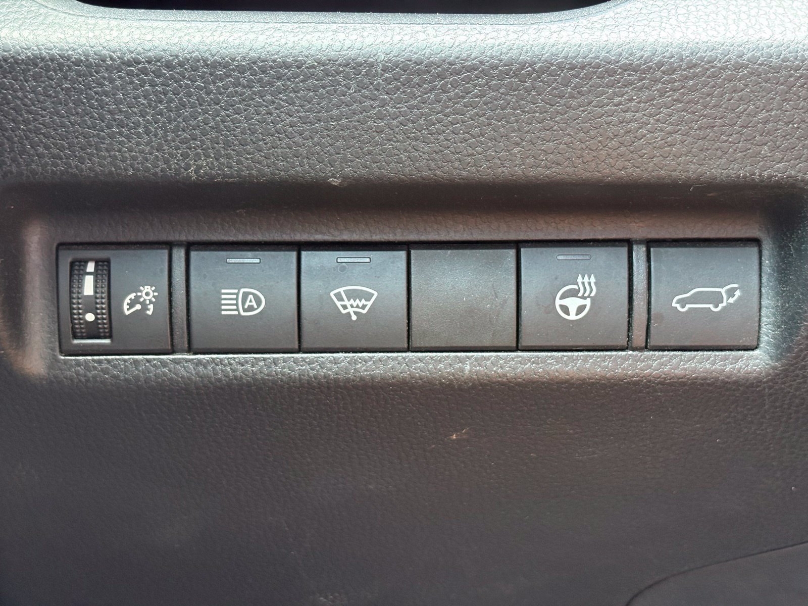 Used 2021 Toyota RAV4 XLE w/ Convenience Package AWD/4WD image 17