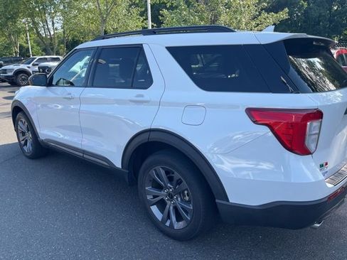 Used 2023 Ford Explorer XLT w/ Equipment Group 202A RWD image 4