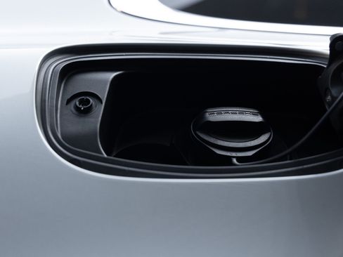 Certified 2025 Porsche Cayenne AWD/4WD image 32