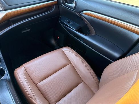 Used 2019 Toyota Highlander Limited image 16