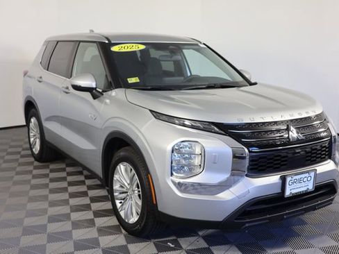 Used 2025 Mitsubishi Outlander ES image 1