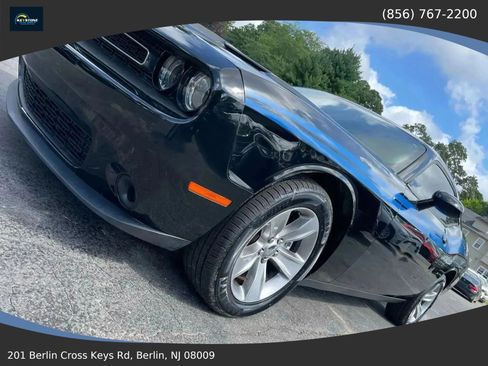 Used 2017 Dodge Challenger SXT w/ Driver Convenience Group RWD image 15
