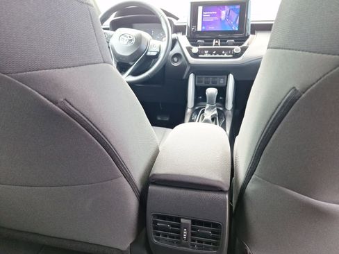 Used 2025 Toyota Corolla Cross LE image 32