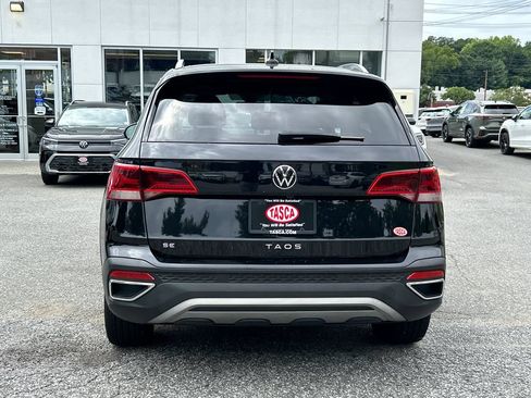 Used 2022 Volkswagen Taos SE w/ Panoramic Sunroof Package FWD image 3
