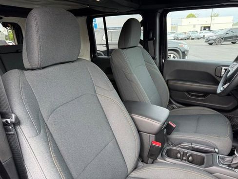 Used 2025 Jeep Wrangler Unlimited Sahara AWD/4WD image 16