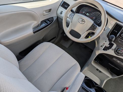 Used 2014 Toyota Sienna LE FWD image 9