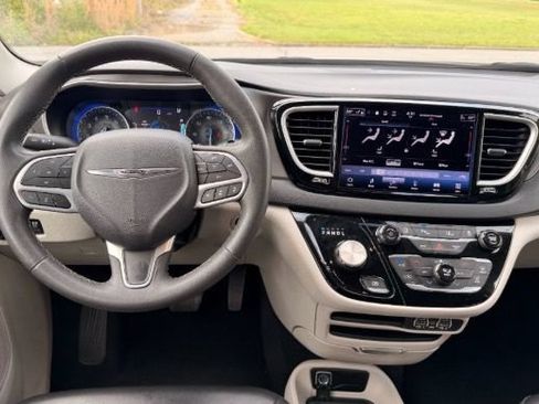 Used 2023 Chrysler Pacifica Touring-L FWD image 14