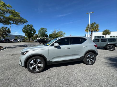 Used 2024 Volvo XC40 B5 Core w/ Climate Package image 12