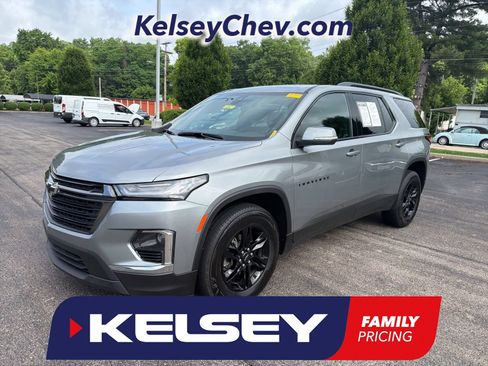 Used 2023 Chevrolet Traverse LT FWD image 1
