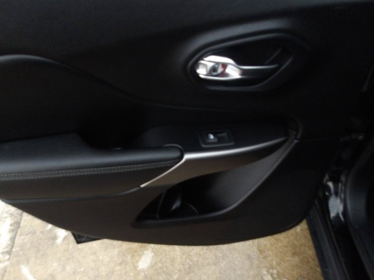 Used 2020 Jeep Cherokee Limited FWD image 16