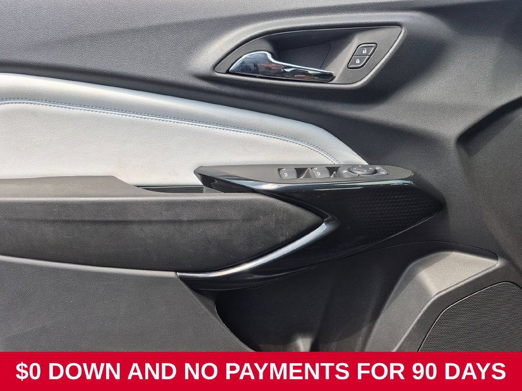 Used 2025 Chevrolet Trax LT w/ LT Convenience Package FWD image 9