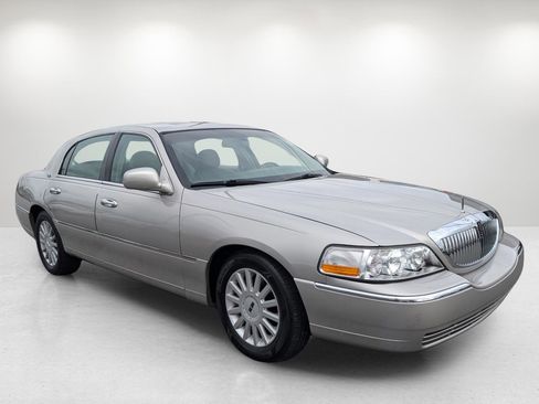 Used 2005 Lincoln Town Car Signature Limited image 3