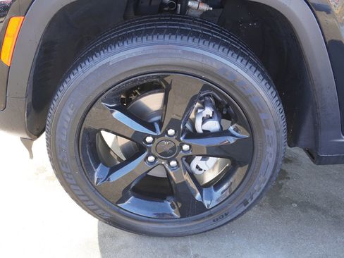 Used 2024 Jeep Grand Cherokee Altitude image 13