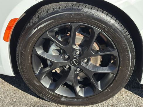 Used 2025 Chrysler Pacifica Limited image 34